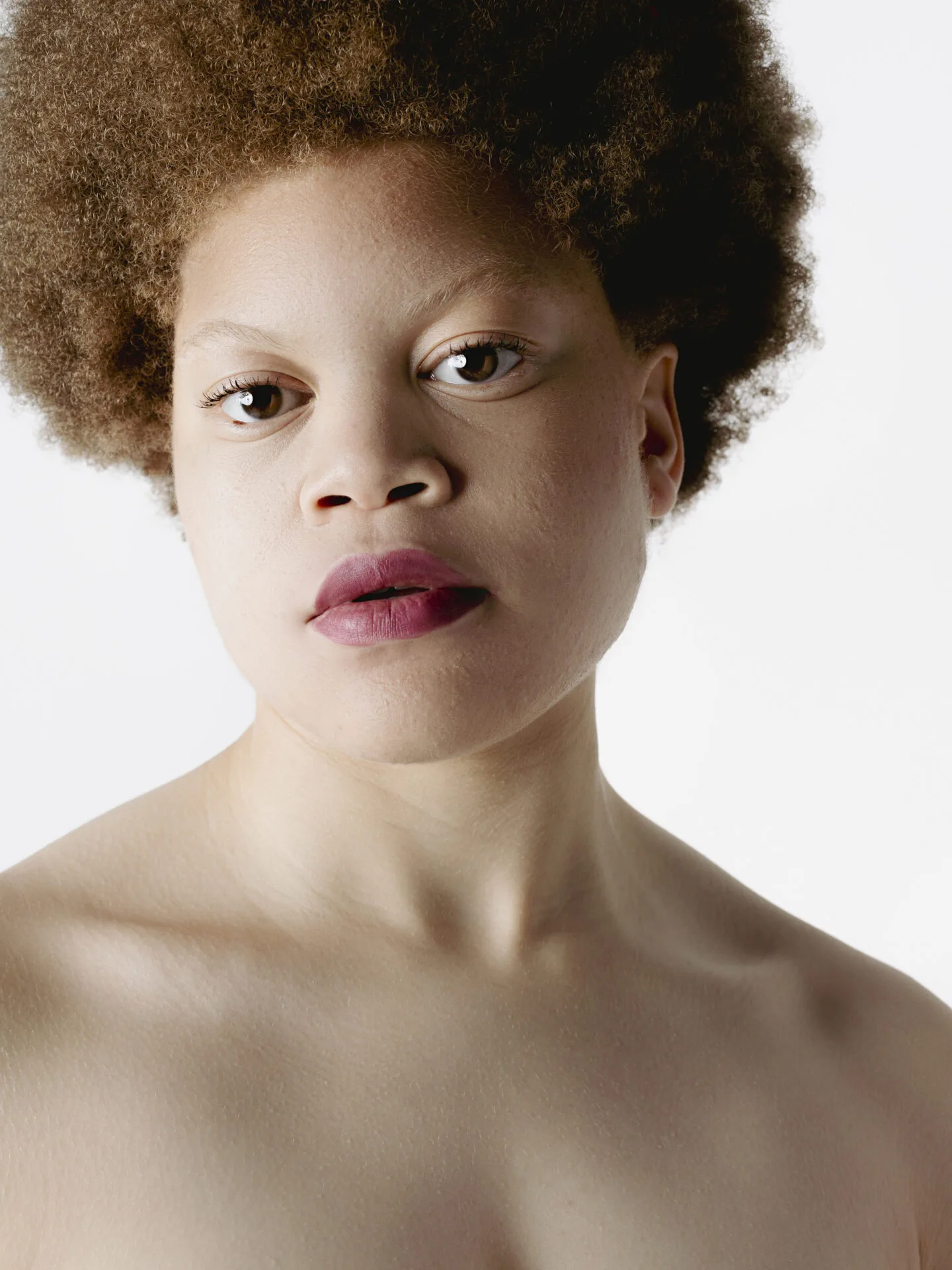 Model with Albinisme looking straight into the camera on a white background